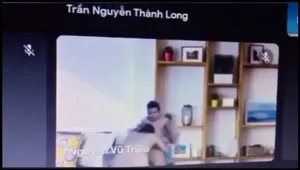 Học online quên không tắt camera lộ cảnh người yêu đang bú mút