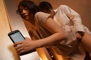 Vợ đi họp lớp rồi xoạc với nyc mặc cho người chồng ở nhà chờ