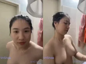 Gái vú đẹp, vừa call với ghệ vừa tắm