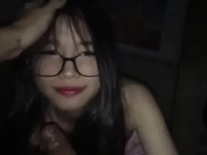 Bà xã đi ca đêm, lẻn sang trọ để em học sinh kính cận mút cu
