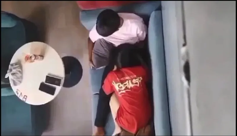 Quay lén con ghệ bú liếm cho người tình nơi công cộng